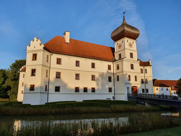 RiskNET Summit 2019 at Schloss Hohenkammer. A place full of history. According to legend, in the 8th Century there was a grand stone house at this site on the River Glonn – it was known as chamara. The name was derived from the Latin camera, meaning a room or chamber, which was translated as kamer in Middle-High German. The house was considered "noble" or "high", resulting in its modern name, meaning "high chamber".