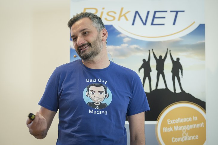 Marco Di Filippo von KORAMIS und seine Hacking-Vorführung zur Industrie 4.0 beim RiskNET Summit 2016.