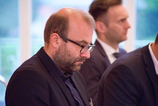 Dr. Remmer Sassen (im Vordergrund) und sein Team von der Universität Hamburg analysierten die Effektivität von Komitees, wenn Top-Manager Mehrfachfunktionen bekleiden.