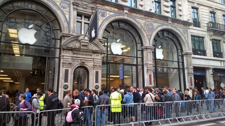 Für Apple übernachten die Markenfans auch schon einmal vor den Stores, damit sie zu den ersten gehören, die ein neues iPhone ihr eigen nennen können. [Bildquelle: Marcus Kaufhold]