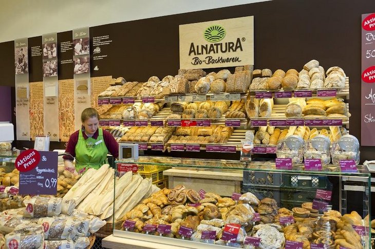 Seit 1984 steht die Marke Alnatura für "Sinnvolles für Mensch und Erde" und bietet 1.100 verschiedene Bio-Lebensmittel in über 80 Alnatura-Super-Natur-Märkten von Hamburg bis Konstanz - darüber hinaus gibt es die ersten Filialen in der Schweiz. [Bildquelle: Alnatura]