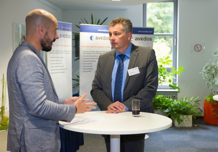 Von rechts nach links: Claus Engler (TÜV Süd) im Dialog mit Andreas Eicher (RiskNET GmbH)
