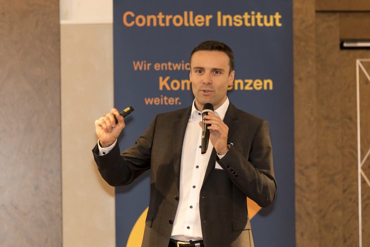 Samuel Brandstätter (CEO, avedos GRC GmbH) sprach über "Three Lines of Defense Model extended"
