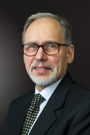 Professor Dr. Thomas Hartmann-Wendels wurde 1957 in Düsseldorf geboren. Nach dem Studium der Betriebswirtschaftslehre in Köln war er Mitarbeiter von Professor Dr. Herbert Hax am Seminar für Finanzierungslehre an der Universität zu Köln. 