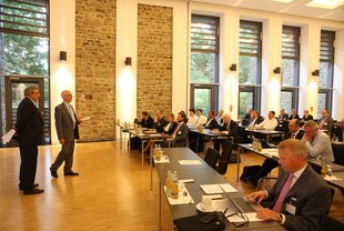 Dialog zwischen Wissenschaft und Praxis bei der FIRM Forschungskonferenz.