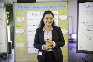 Claudia Howe (avedos) präsentiert die Ergebnisse ihres Workshops "Berichterstattung im Risk Management: So hört Ihr Vorstand auch Ihnen zu!"