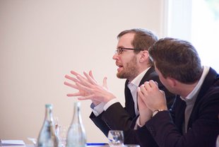 Dr. Tobias Scholz, Universität Siegen (hier in der Diskussion) beleuchtete die Risk Governance aus Sicht der Akteur-Netzwerk-Theorie.
