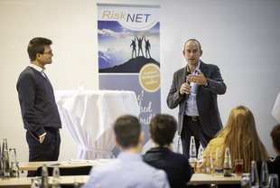 Links: Dr. Holger Klier, Director Enterprise Risk Management, Magna Steyr Gruppe 