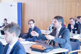 Ein diskussionsfreudiges Publikum (hier Prof. Dr. Andreas Dutzi, der ebenfalls zum Kernteam der Siegener Risk Governance Forscher gehört).