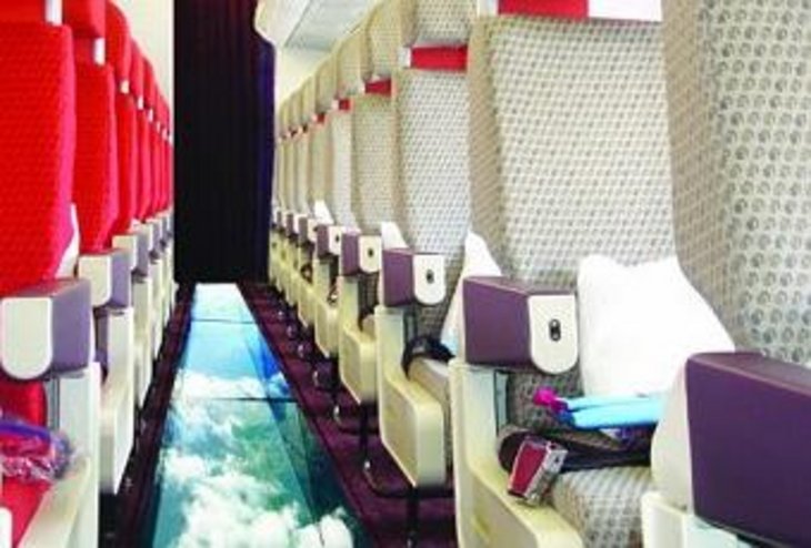 Die englische Airline Virgin Atlantic begeistert seine Fans mit teilweise spektakulären Innovationen, wie dem "Glass-bottomed plane", das einen spektakulären Blick auf die Erde ermöglicht. [Bildquellen: Virgin Atlantic]