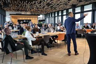 Dr. Andreas Kempf zeigte auf, dass sich die Wertschöpfung geändert hat: Netzwerke und "Beziehungen" statt Kapital und "hard assets"