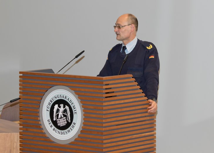 Brigadegeneral Thomas Hambach, Direktor Lehre an der Führungsakademie der Bundeswehr, eröffnet das 7. Forum "Zukunftsorientierte Steuerung"