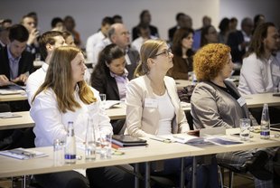 Aufmerksame Teilnehmerinnen beim RiskNET Summit 2019