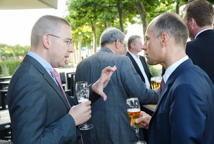 Prof. Dr. Axel Adam Müller (links), Universität Trier, im Dialog mit Dr. Henning Dankenbring (KPMG).