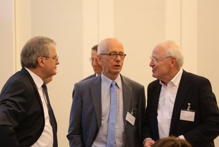 Wissenschaftler unter sich: Prof. Dr. Wolfgang König (Präsident FIRM, Geschäftsführender Direktor, House of Finance, Goethe-Universität Frankfurt am Main), Prof. Dr. Dr. h.c. Günter Franke (Beiratsvorsitzender FIRM, Professor für...