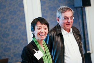Enya He, Ph.D., Dozentin an der University of North Texas, und Wolfgang Hartmann, der in den vergangenen Monaten an der University of North Texas lehrend tätig war.