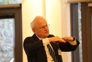 Prof. (em.) Dr. Dr. h.c. Wolfgang Bühler, Universität Mannheim.