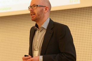 Nils-Christian Detering während seines Vortrags "Model Risk of Contingent Claims and Risk Minimizing Hedging Strategies".