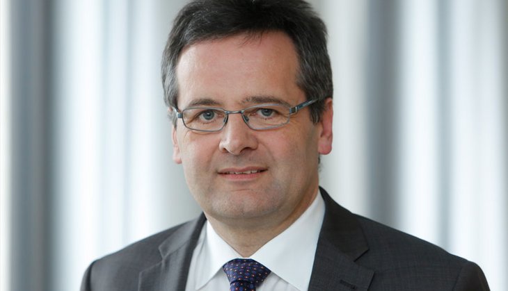 Prof. Dr. Helmut Gründl, Jahrgang 1963, studierte nach seinem Abitur Betriebswirtschaftslehre an der Universität in Passau. Dort promovierte er und habilitierte sich. 1999 folgte er einem Ruf der Berliner Humboldt-Universität und übernahm den Dr. Wolfgang Schieren-Lehrstuhl für Versicherungs- und Risikomanagement. Im Oktober 2010 wechselte er nach Frankfurt am Main, wo er die neu geschaffene Stiftungsprofessur für Versicherung und Regulierung an der Johann Wolfgang Goethe-Universität übernahm.