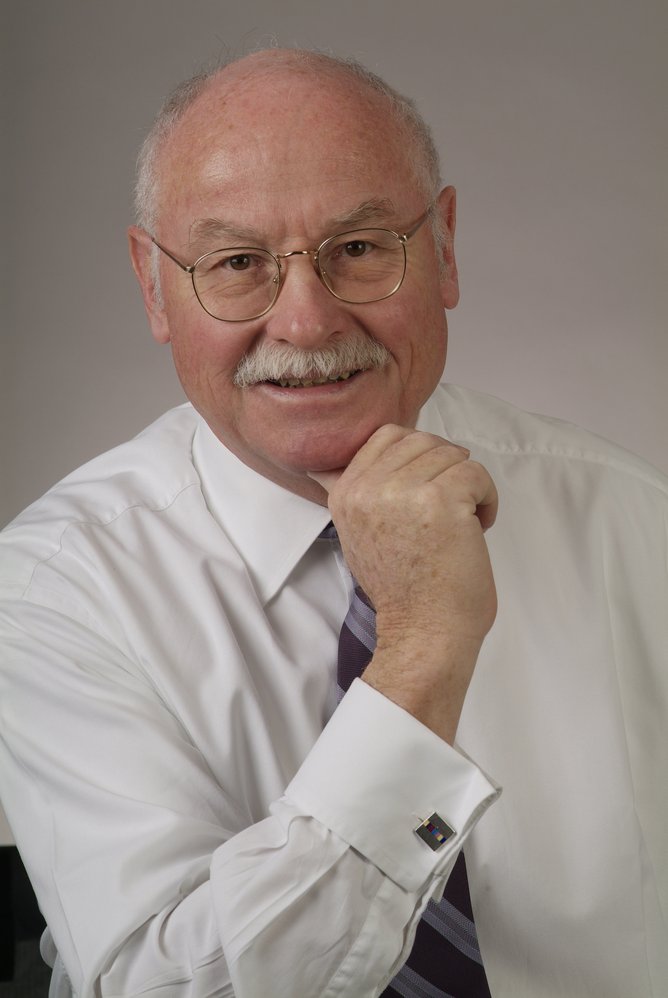 Dr. Martin W. Hüfner ist Chefvolkswirt bei Assenagon. Viele Jahre war er Chefvolkswirt der Bayerischen Hypo- und Vereinsbank AG und Senior Economist der Deutschen Bank AG.
