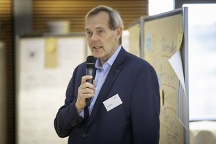 Holger Tietz präsentiert die Ergebnisse des Workshops "Risk Assessments erfolgreich durchführen ..."