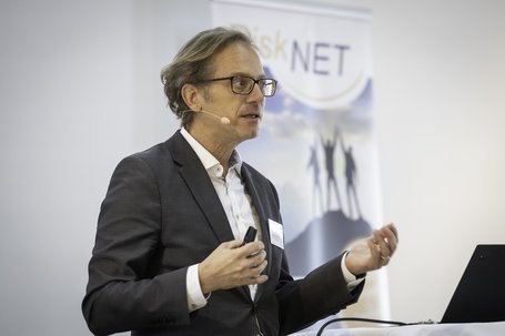 Effects, zombie banks and financial crisis