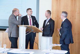 Der Vortrag von Prof. Dr. Rainer Baule (zweiter von rechts), FernUniversität Hagen, zu den Risiken von Modellen führte auch im Nachgang zu intensiven Diskussionen.