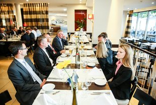 Austausch beim gemeinsamen Abendessen.