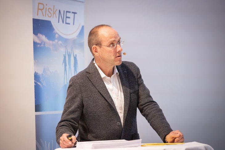 Frank Romeike, Initiator des RiskNET Summit, bei der Einführung [Bildquelle: Stefan Heigl / RiskNET GmbH]