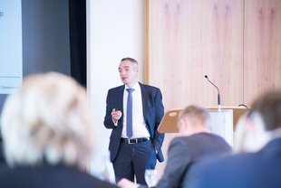 Prof. Dr. Friedrich Sommer, Universität Bayreuth, präsentierte die Ergebnisse eines Experiments, wie Wettbewerb die Bereitschaft zu Risikoübernahme beeinflusst.