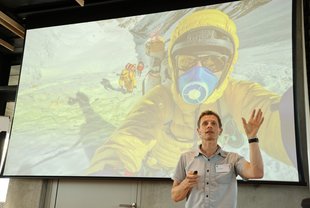 Es war David Göttlers dritter Versuch am Everest. Ebenfalls ohne künstlichen Sauerstoff hat David bereits fünf weitere 8000er bestiegen: Gasherbrum 2, Dhaulagiri, Broad Peak, Makalu und Lhotse.