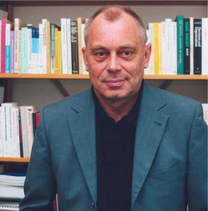 Prof. Dr. Klaus P. Japp, Jahrgang 1947, hat eine Professur für "Politische Kommunikation und Risikosoziologie" an der Universität Bielefeld. 