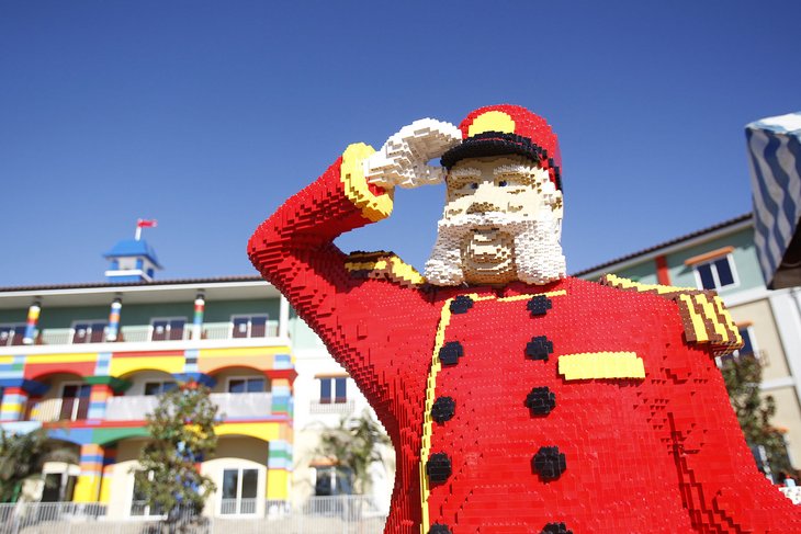 Lego schafft immer wieder neue, aktivierende Erlebnisse, wie mit dem Bausatz Star Wars, dem Kinofilm "The Lego Movie", das Legoland-California-Hotel oder Attraktionen in einem seiner Erlebnisparks in Billund/Dänemark, Windsor/England oder Carlsbad/Kalifornien [Bildquelle: Lego]