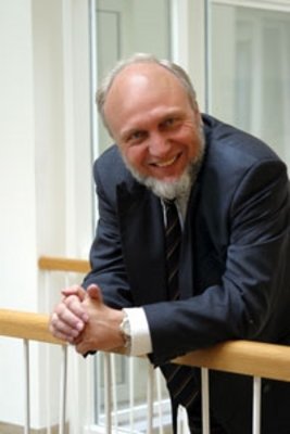 Hans-Werner Sinn (* 7. März 1948 in Brake, Westfalen) ist ein deutscher Ökonom, Hochschullehrer und Präsident des ifo Instituts für Wirtschaftsforschung. 