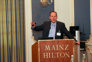 Prof. Dr. Bernd Weber, Heisenberg-Professur am Center for Economics and Neuroscience der Universität Bonn, lieferte in seinem Vortrag Einsichten aus der Hirnforschung und potenzielle Wege zu einer besseren Risikointelligenz.