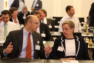 Dr. Carsten Lehr (Beiratsvorsitzender FIRM, Geschäftsführer, Bundesrepublik Deutschland - Finanzagentur GmbH) im Dialog mit Christiane Kunisch-Wolff (Mitglied des Vorstands, Aareal Bank AG).