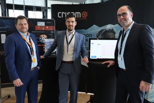 Wolfgang Schmidhuber, Andreas Schmitz und Tim-Benjamin Bohmfalk vor dem Calpana-Stand (von links nach rechts)