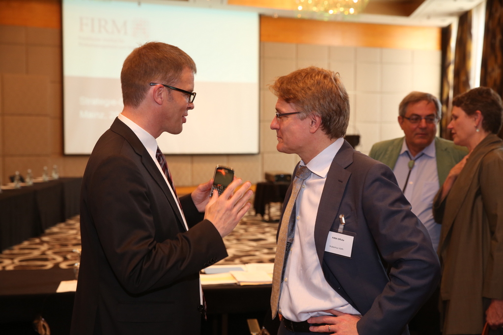 Christian Sewing (links; Deutsche Bank) im Gespräch mit Hubertus Väth (Geschäftsführer Franfurt Main Finance)
