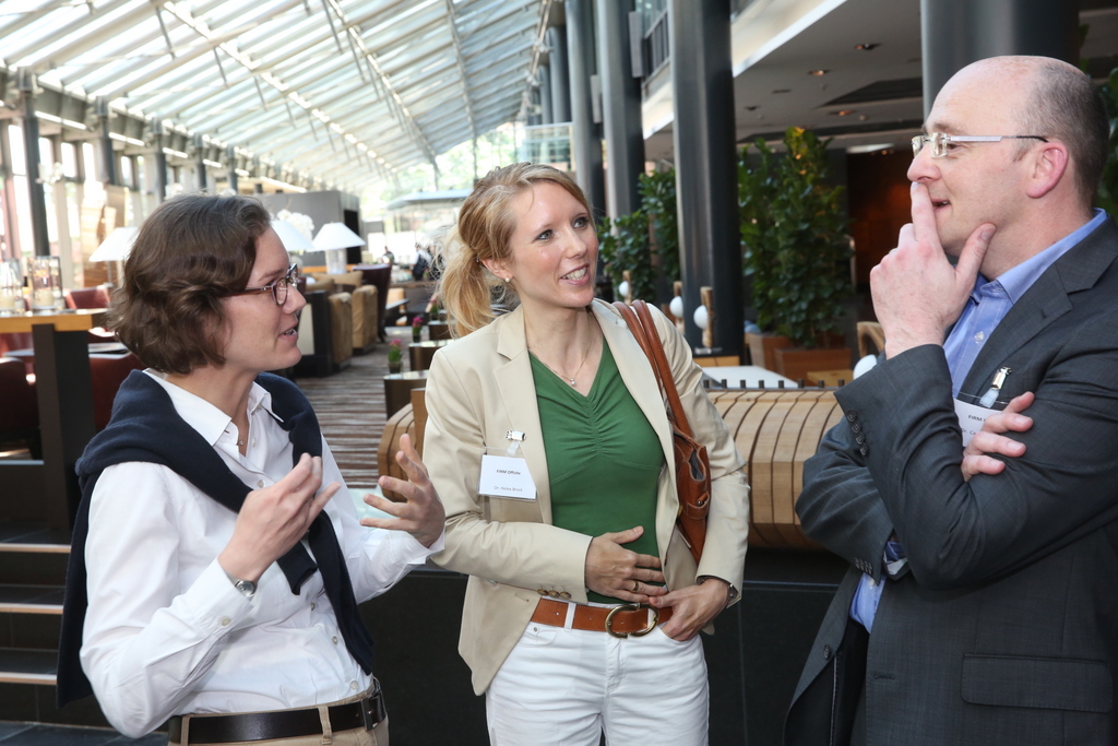 Dr. Natalie Packham und Dr. Heike Brost (beide Frankfurt School of Finance & Management) im Gespräch mit Dr. Carsten Lehr (Geschäftsführer der 